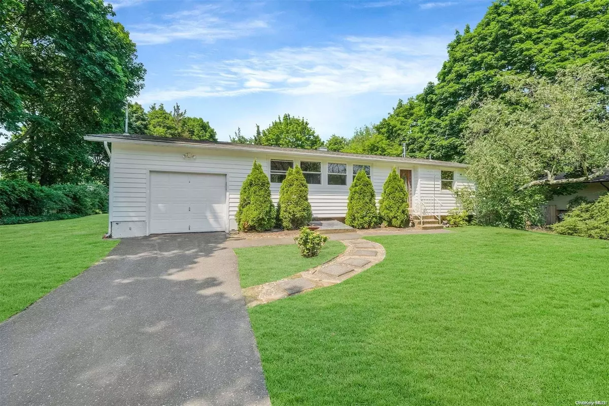 East Setauket, NY 11733,16 Ferret LN