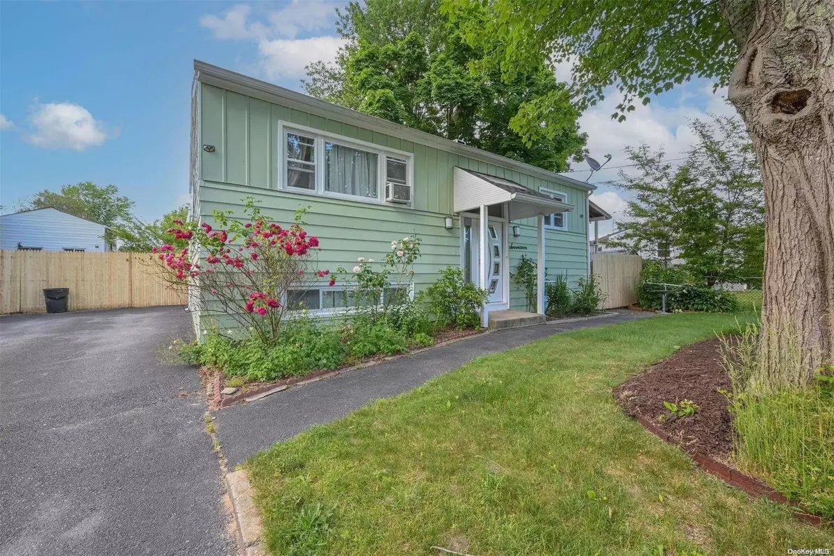 Central Islip, NY 11722,17 Rosewood St