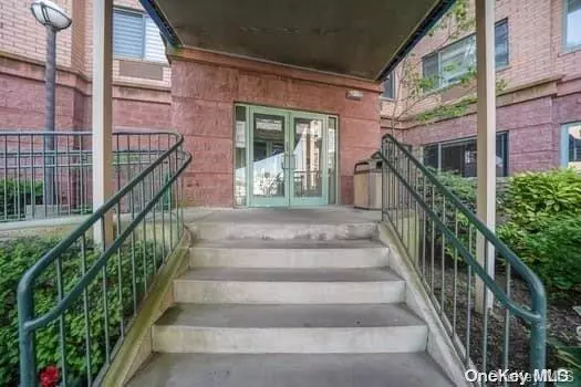 Rockaway Park, NY 11694,136 Beach 117th ST #2C