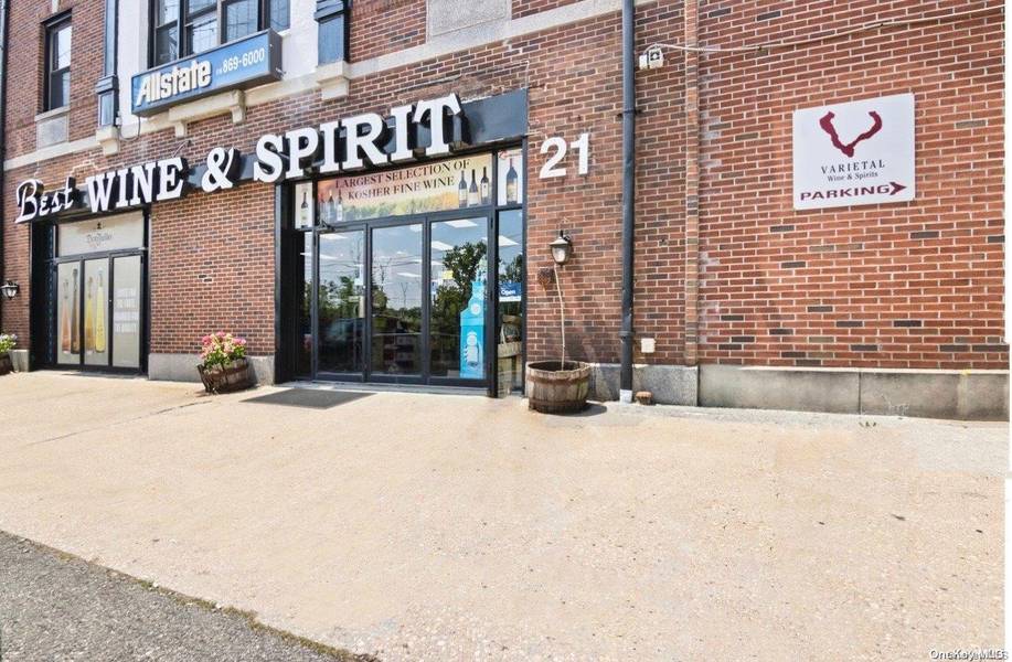 21 E Shore RD, Manhasset, NY 11030