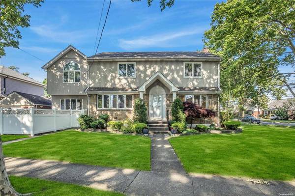 1986 Stewart AVE, New Hyde Park, NY 11040