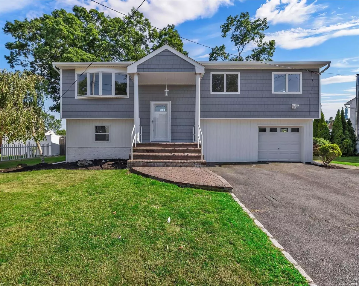 West Islip, NY 11795,12 Westminster LN