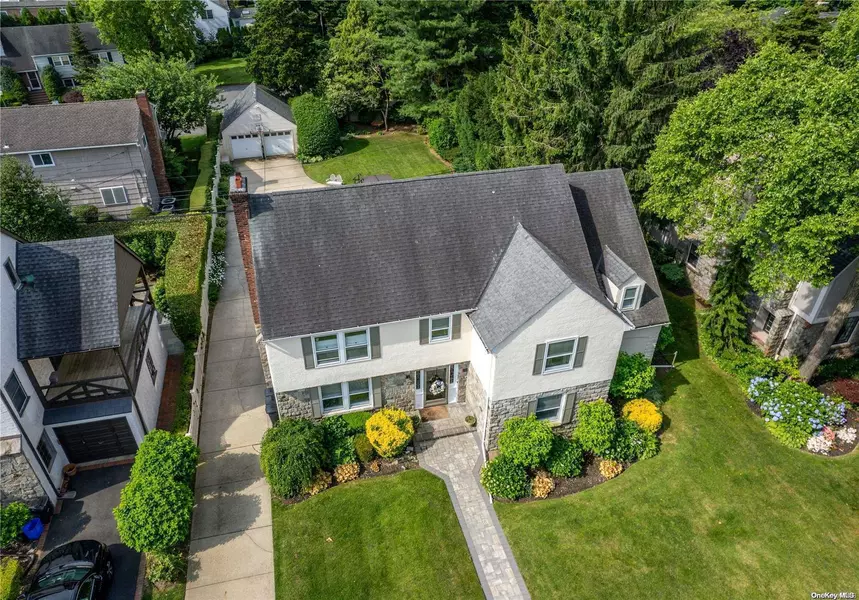 44 Vanderveer CT, Rockville Centre, NY 11570