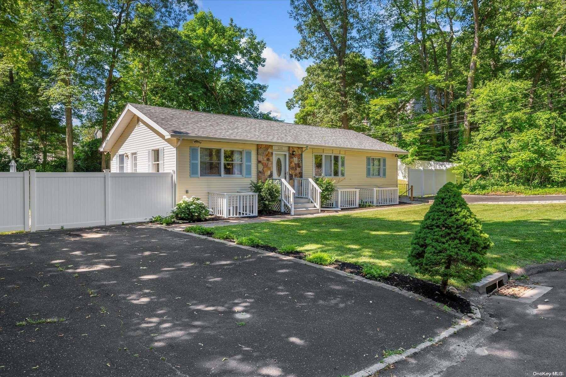 320 Locust DR, Rocky Point, NY 11778