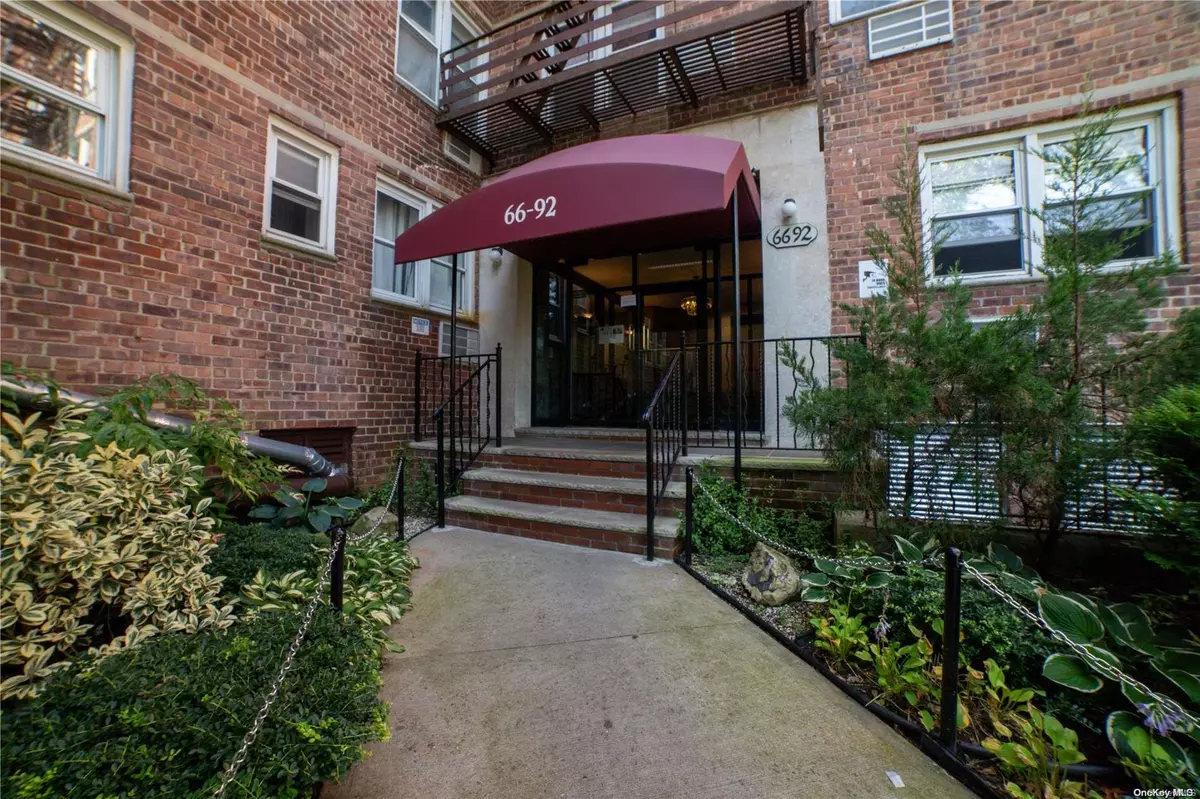 Forest Hills, NY 11375,66-92 Selfridge ST #3E