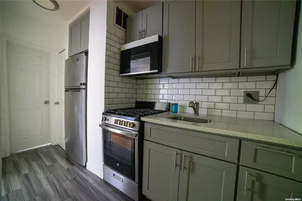 Forest Hills, NY 11375,66-92 Selfridge ST #3E