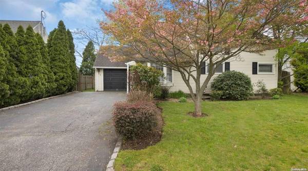 26 Carriage LN, Levittown, NY 11756