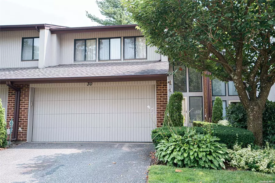 30 Club DR, Jericho, NY 11753