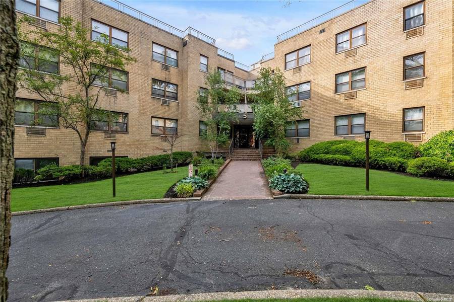 5 Schenck AVE #1D, Great Neck, NY 11021