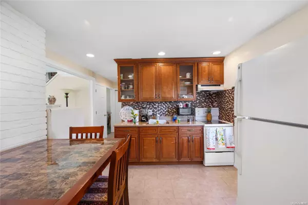 Hicksville, NY 11801,15 Bobwhite LN