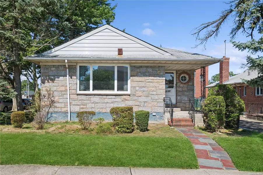 69-44 172nd ST, Fresh Meadows, NY 11365