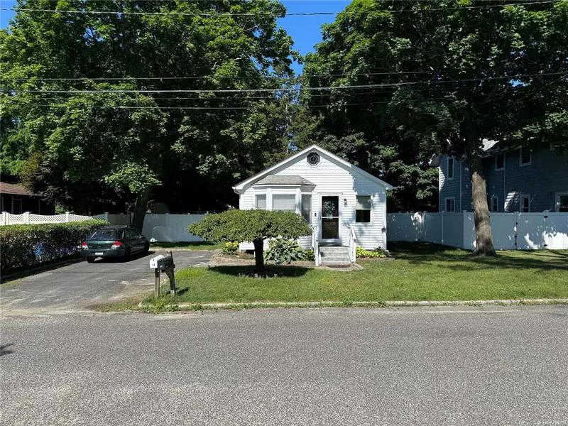 14 Adams ST, Rocky Point, NY 11778