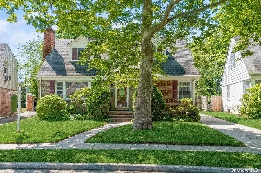 New Hyde Park, NY 11040,118 Devonshire DR