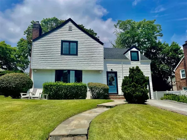 Manhasset, NY 11030,27 Normandy LN