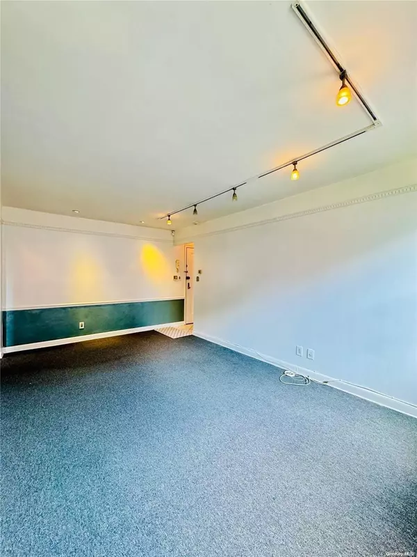 Bayside, NY 11364,215-43 48 AVE #2A