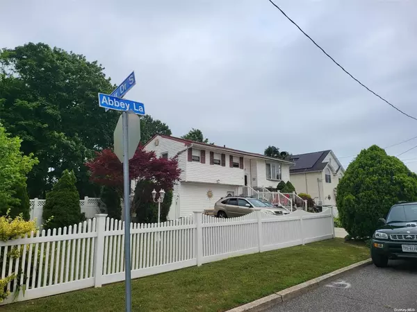 Bay Shore, NY 11706,15 Abbey LN