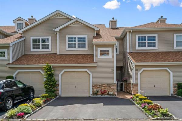 99 Carriage LN #99, Plainview, NY 11803