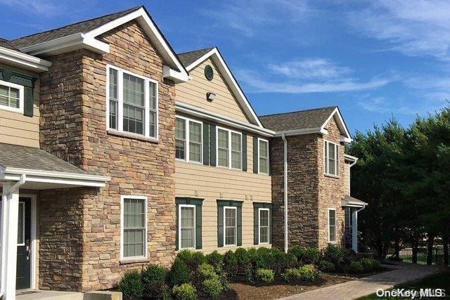 100 Vista View DR #906, Farmingville, NY 11738