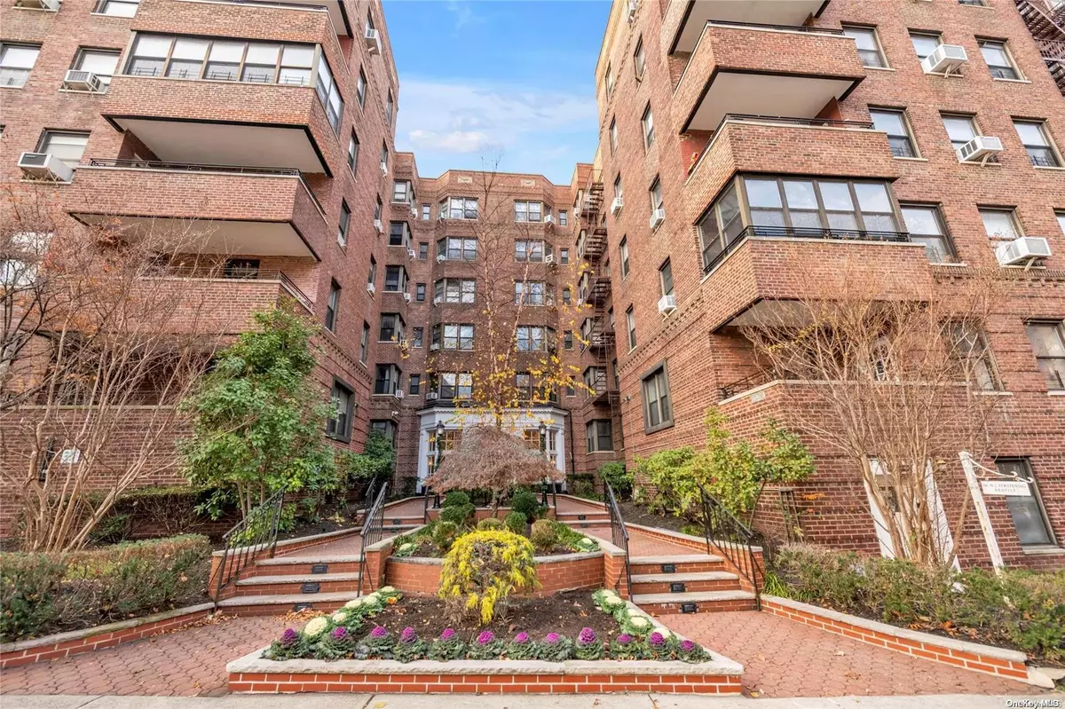 Forest Hills, NY 11375,69-40 Yellowstone BLVD #407