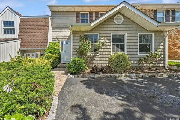 97 Woodlake DR #97,  Woodbury,  NY 11797