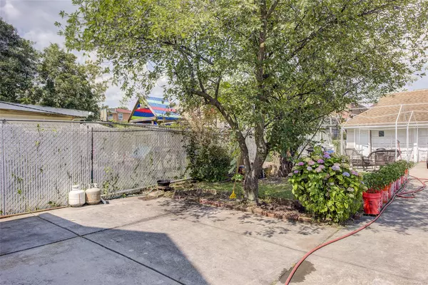 Hollis, NY 11423,88-27 196th ST