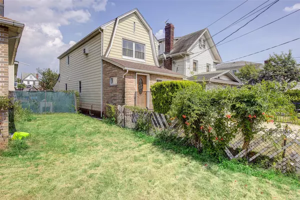 Hollis, NY 11423,88-27 196th ST