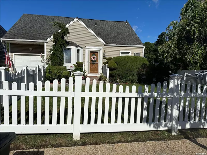 56 Edgeworth ST, Valley Stream, NY 11581