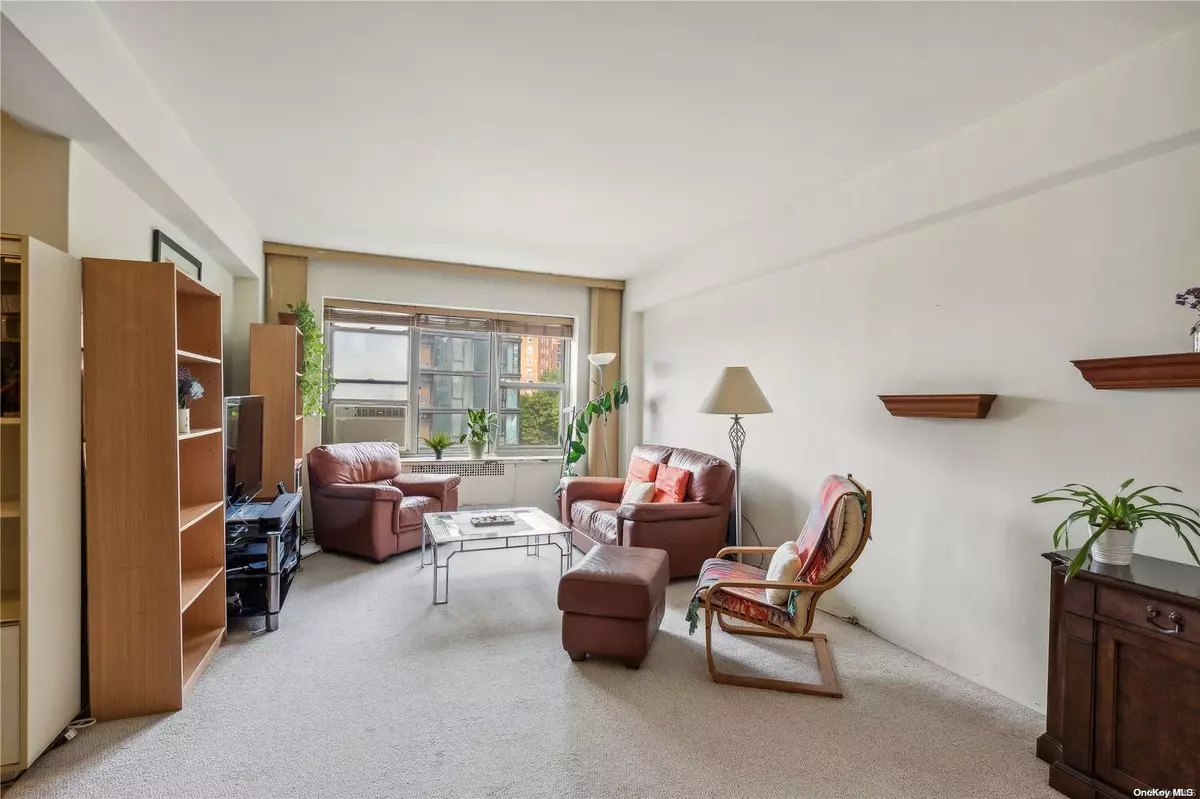 Rego Park, NY 11374,63-33 98th PL #5E