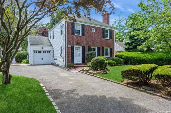 77 Clinton ST, Malverne, NY 11565
