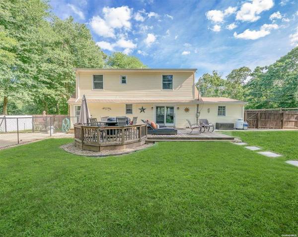 Smithtown, NY 11787,45 Croft LN