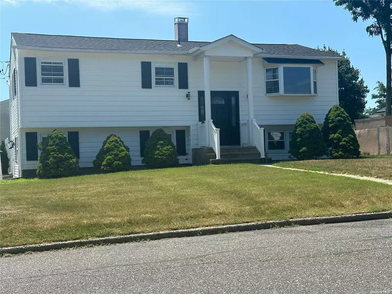 1702 Wave AVE, Medford, NY 11763