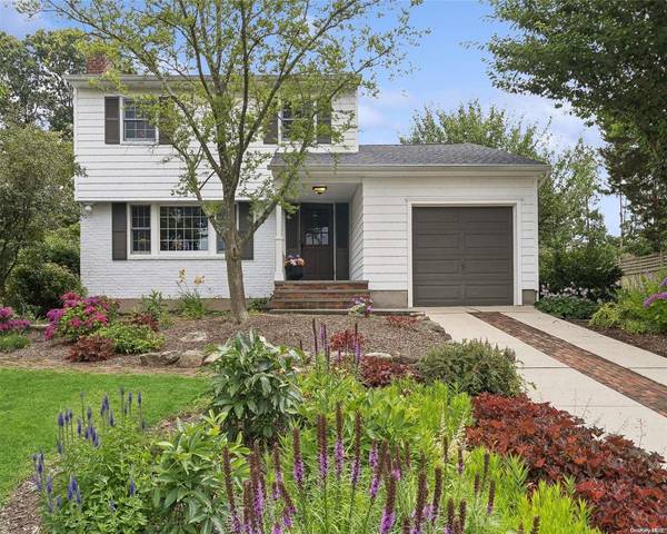 17 Saturn BLVD, Hauppauge, NY 11788