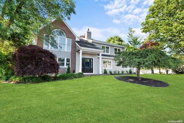 15 Buckingham LN, Bohemia, NY 11716