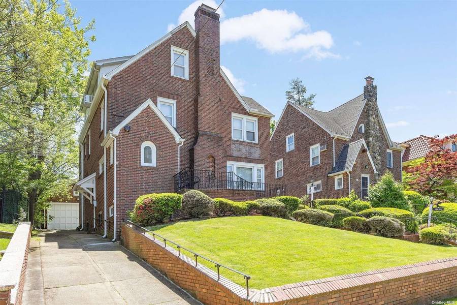 186-28 Midland Pkwy, Jamaica Estates, NY 11432