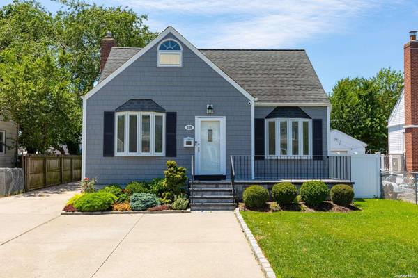 109 Venetian BLVD, Lindenhurst, NY 11757