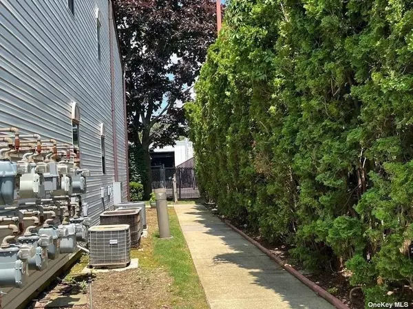 Copiague, NY 11726,92 Cambridge DR #92