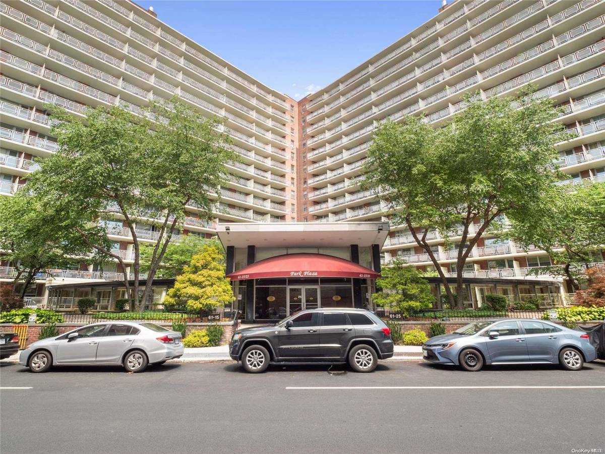 Rego Park, NY 11374,61-15 97th St #14F