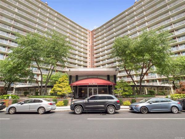 61-15 97th St #14F, Rego Park, NY 11374