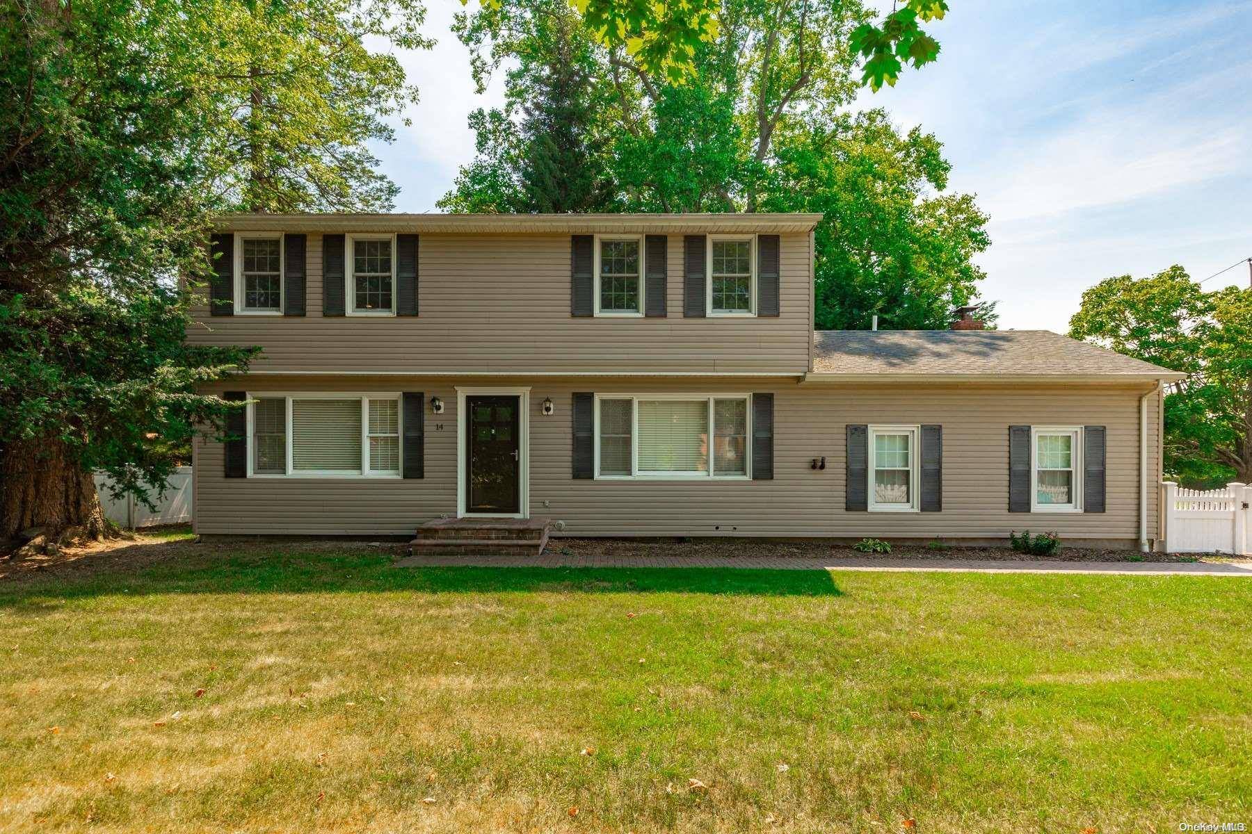 14 Elsmere AVE, Oakdale, NY 11769