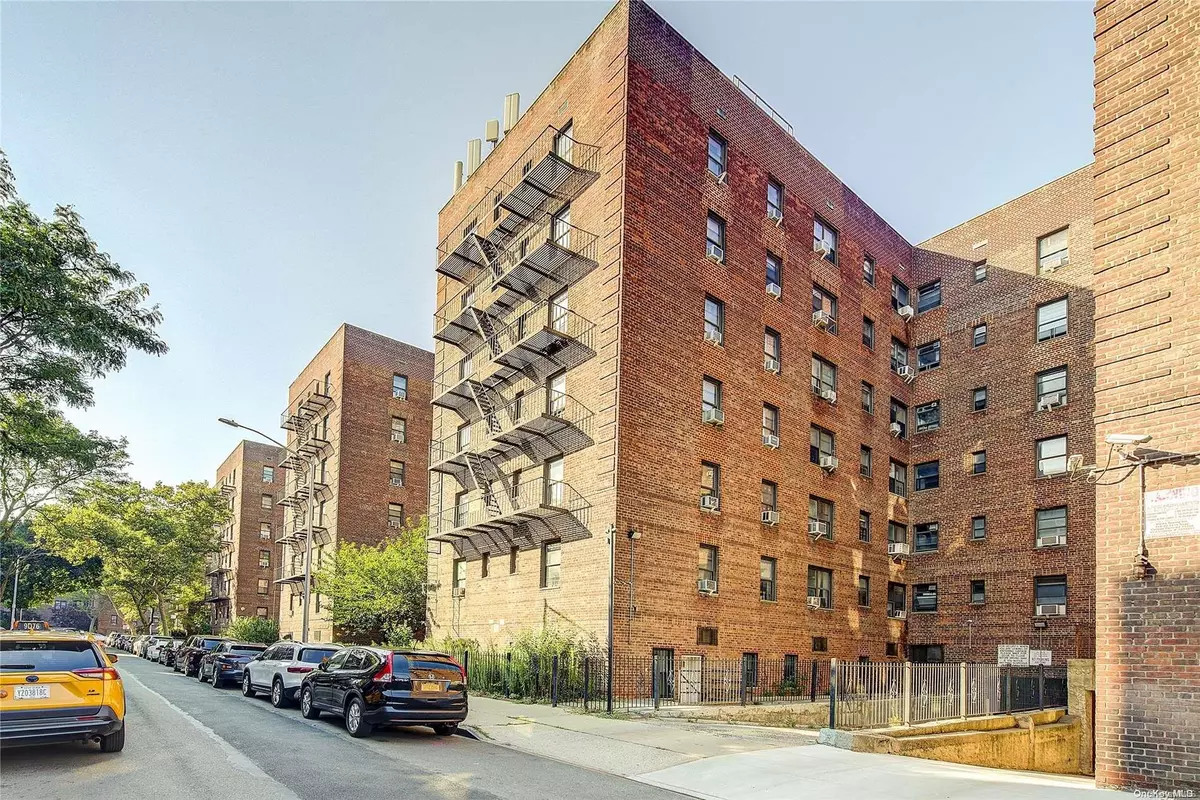 Elmhurst, NY 11373,44-25 Macnish Street #6D