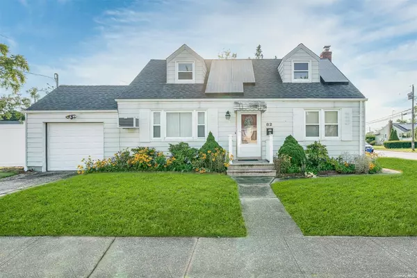 82 S 2nd ST, Bethpage, NY 11714