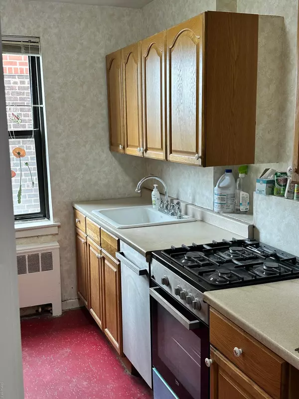 Maspeth, NY 11378,52-21 65th PL #6P