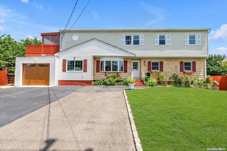 629 Keith LN, West Islip, NY 11795