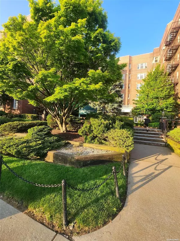 Jamaica Estates, NY 11432,84-49 168th St #2k