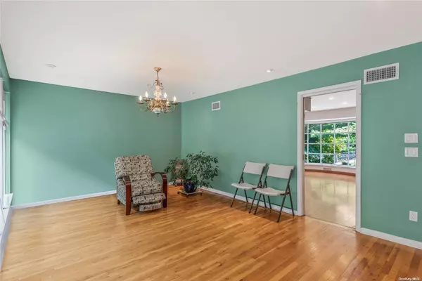 Jamaica Estates, NY 11432,82-50 Surrey PL