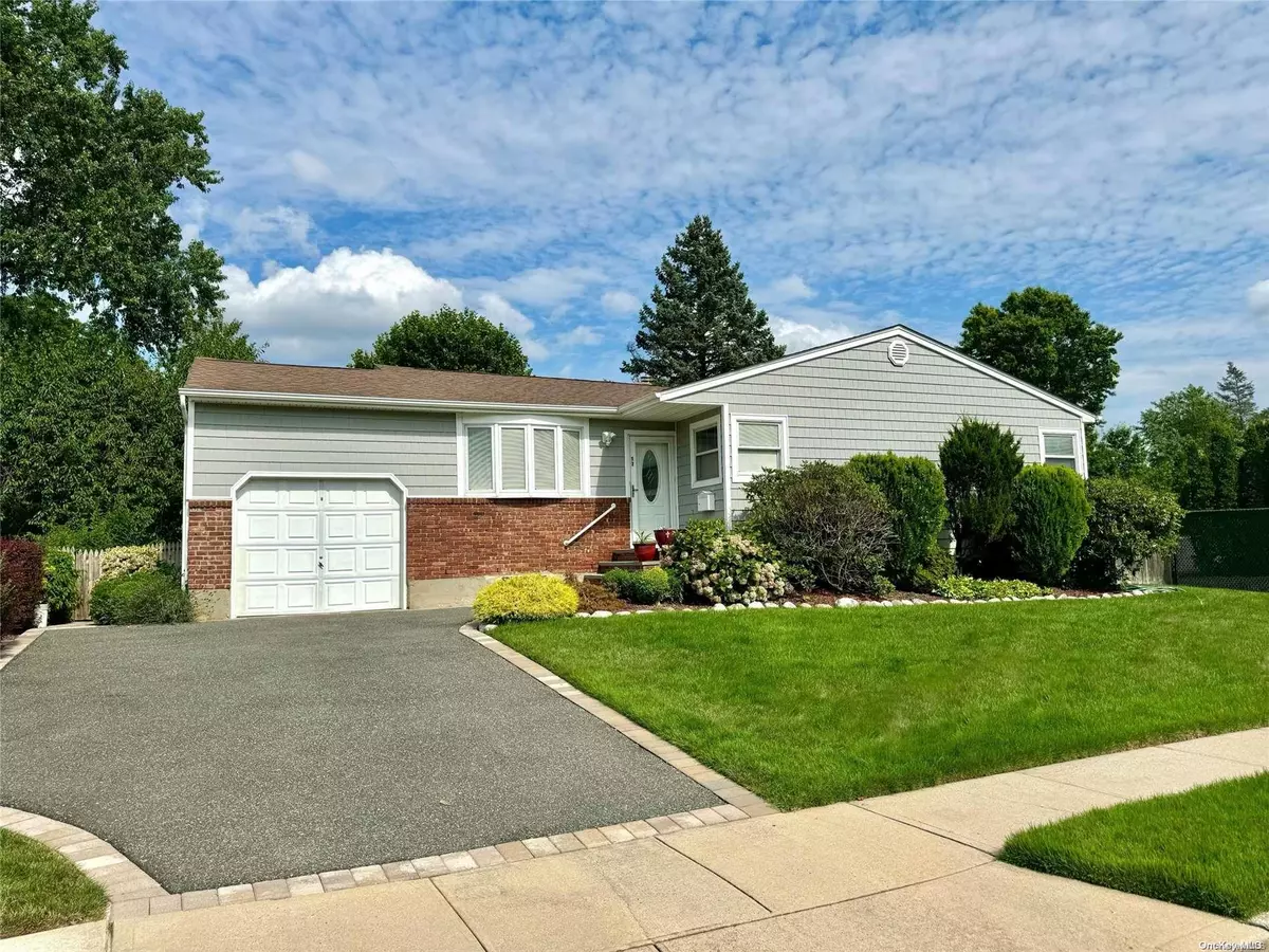 Commack, NY 11725,17 Huntsman LN