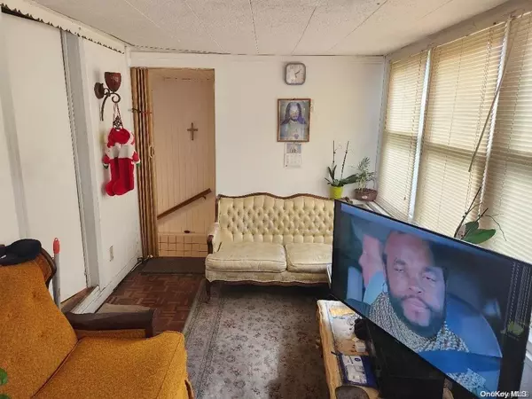 Roosevelt, NY 11575,10 Sheridan PL