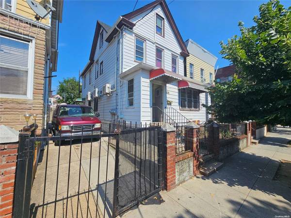 35-15 104, Corona, NY 11368