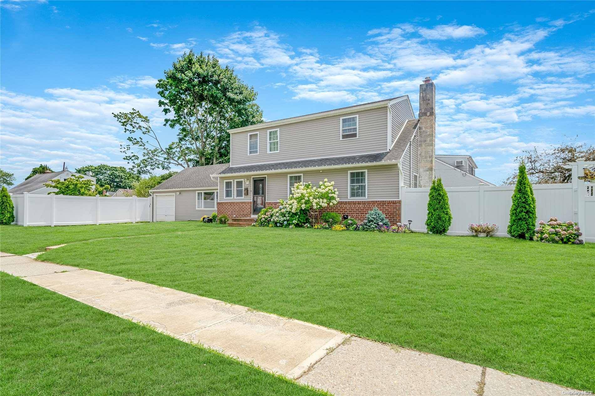 140 Gracie DR, North Babylon, NY 11703
