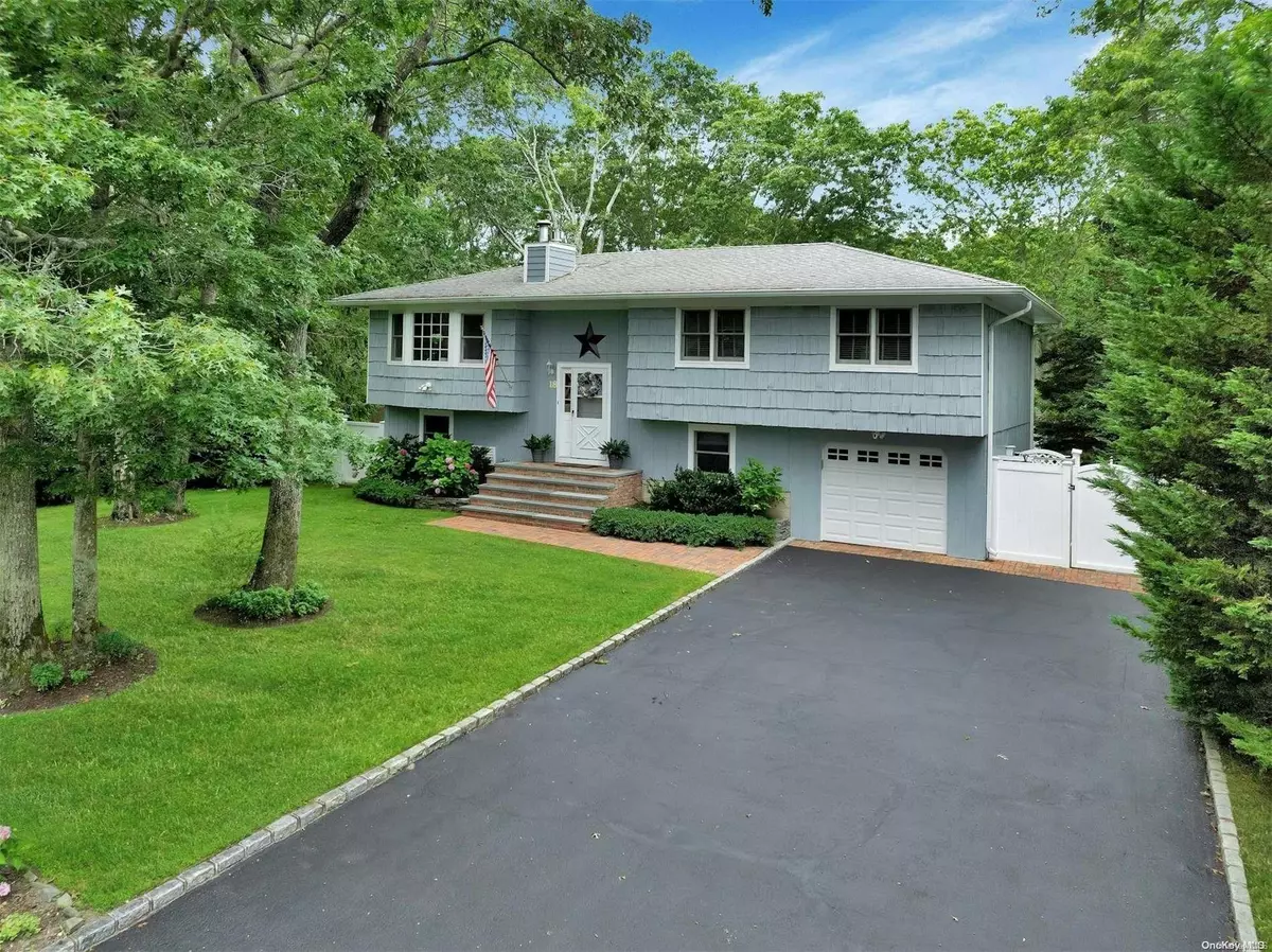 Hampton Bays, NY 11946,18 Hubbard LN